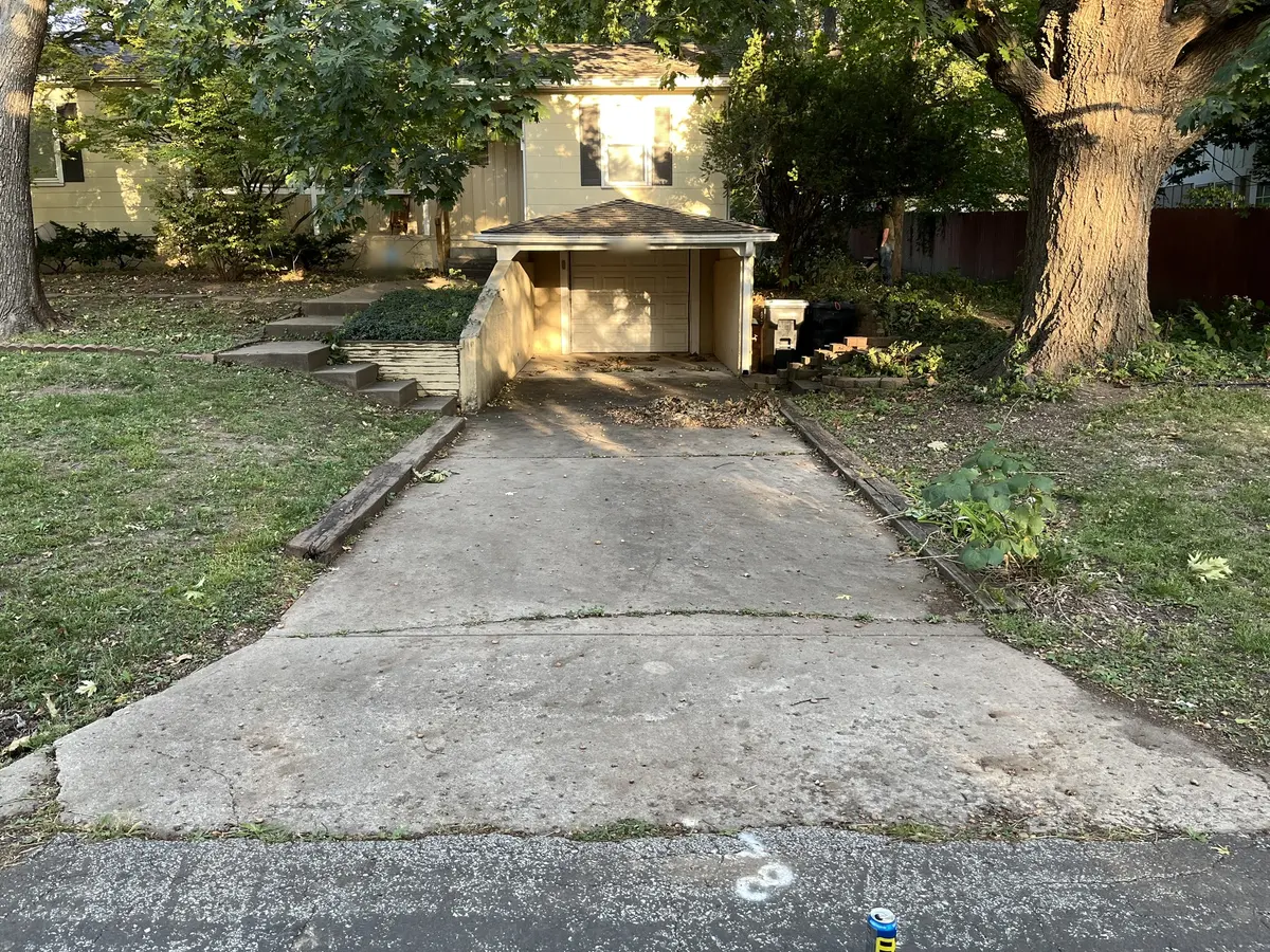 Driveway and walkway cleaning before cleaning
