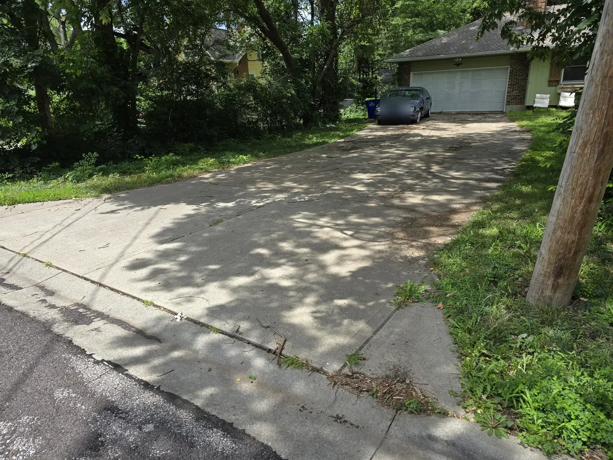 Residential driveway cleaning before cleaning