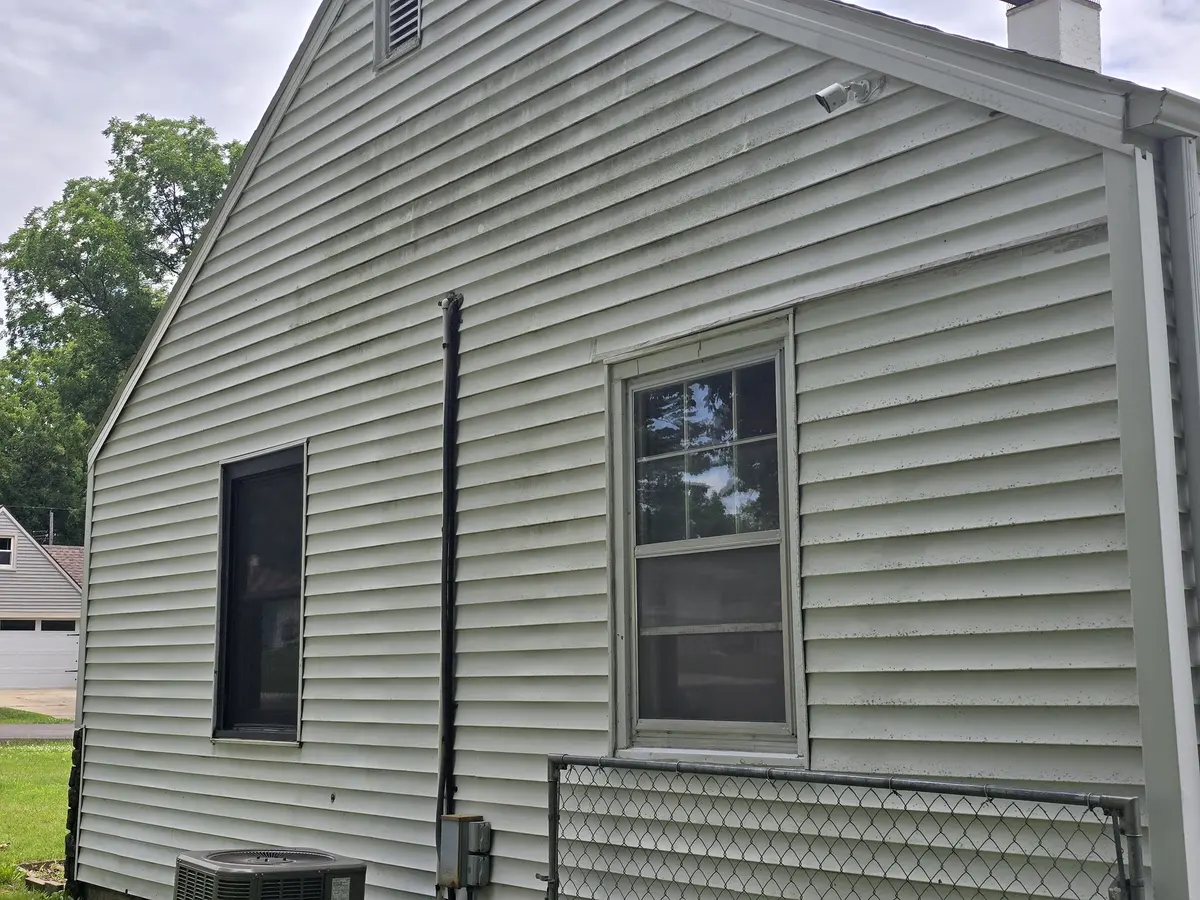 House washing and siding cleaning before cleaning