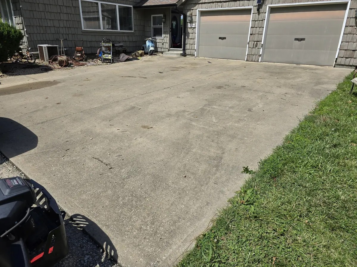 Driveway and walkway cleaning before cleaning